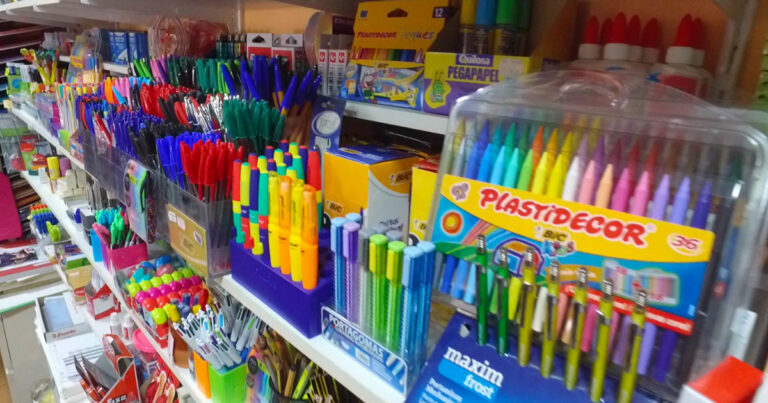 Interior de una de las papelerias con material para la vuelta al cole 768x403